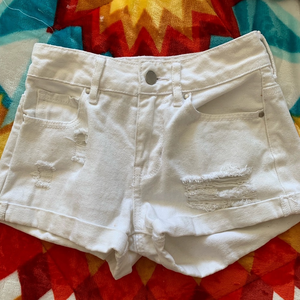 Bullhead Denim Co. white high rise jean short!